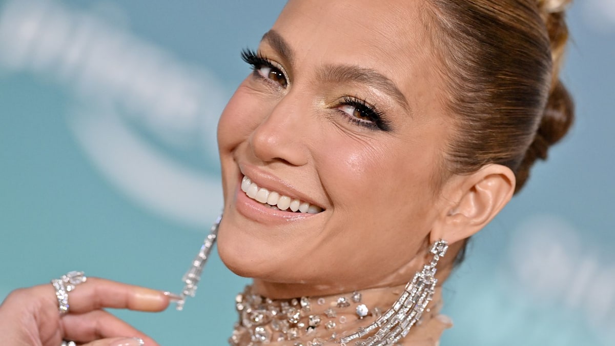 Jennifer Lopez shares epic glimpse of 0K pool at her mega mansion in steamy new video