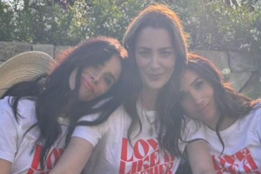 Meghan Markle hailed ‘an inspiration’ as she poses with pals in matching t-shirts | Royal | News